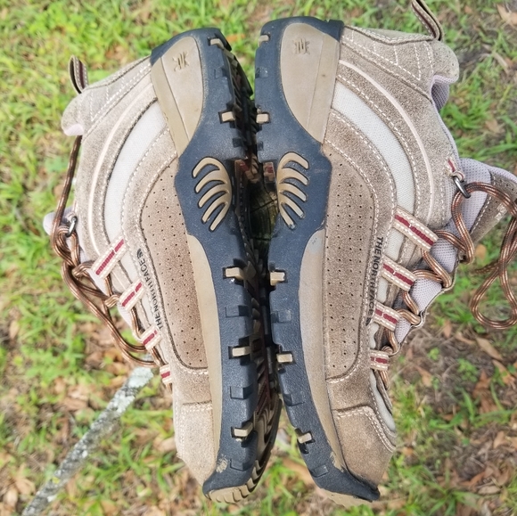 The North Face suede hiking boots, in EUC, in khaki brown and cream color sz 9 - Picture 7 of 10